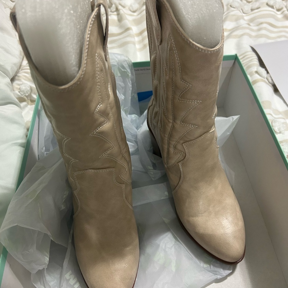 Mia Beige Western-Style Women's Boots - Picture 3 of 6